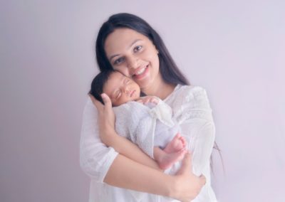 Family photoshoot with baby sibling photoshoot newborn baby photoshoot with parents family portrait photography 09