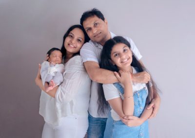 Family photoshoot with baby sibling photoshoot newborn baby photoshoot with parents family portrait photography 11