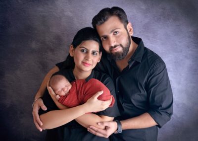 Family photoshoot with baby sibling photoshoot newborn baby photoshoot with parents family portrait photography 02