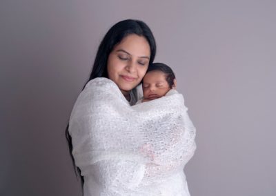 Family photoshoot with baby sibling photoshoot newborn baby photoshoot with parents family portrait photography 06