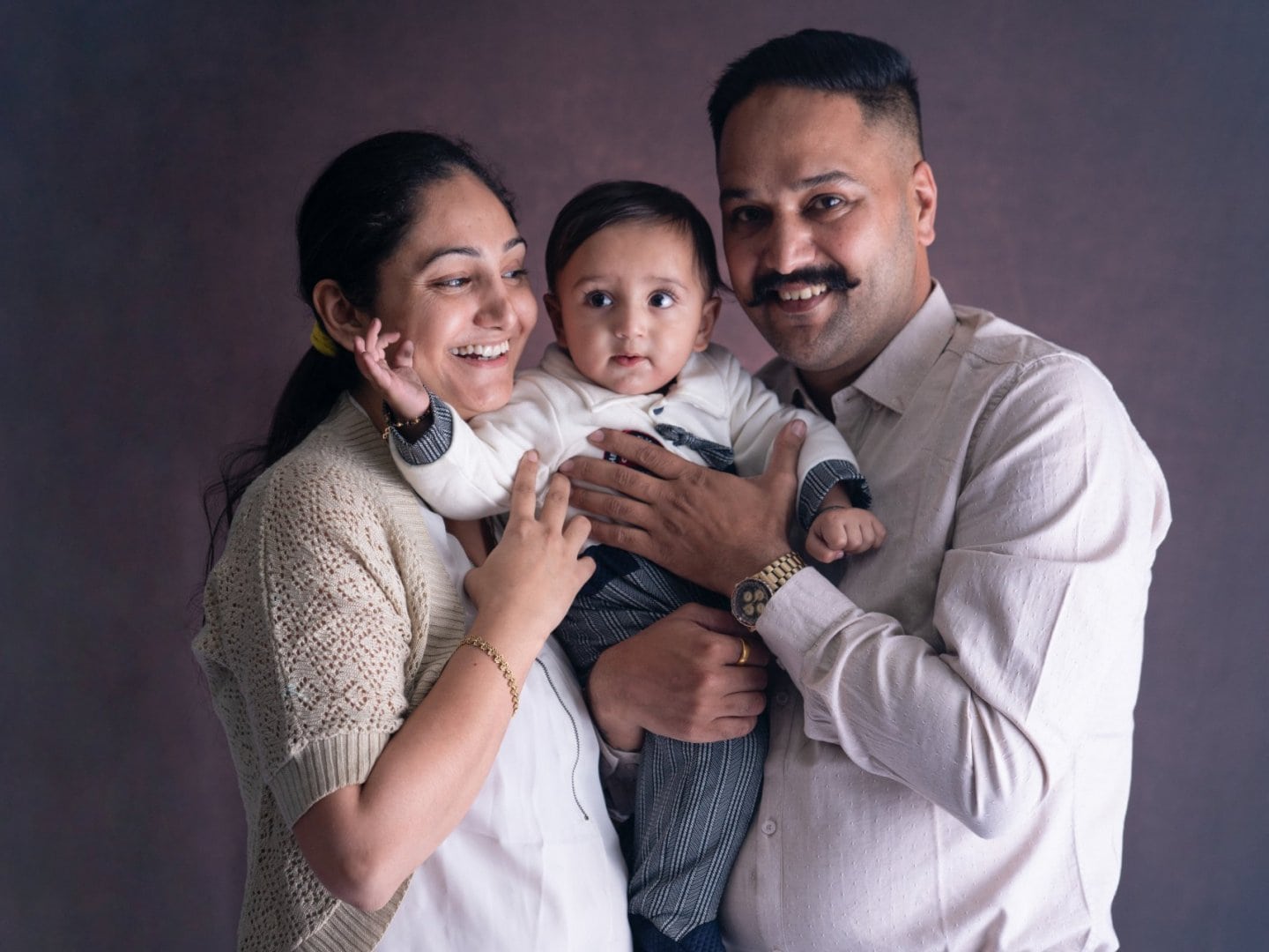 Family photoshoot with baby sibling photoshoot newborn baby photoshoot with parents family portrait photography 08
