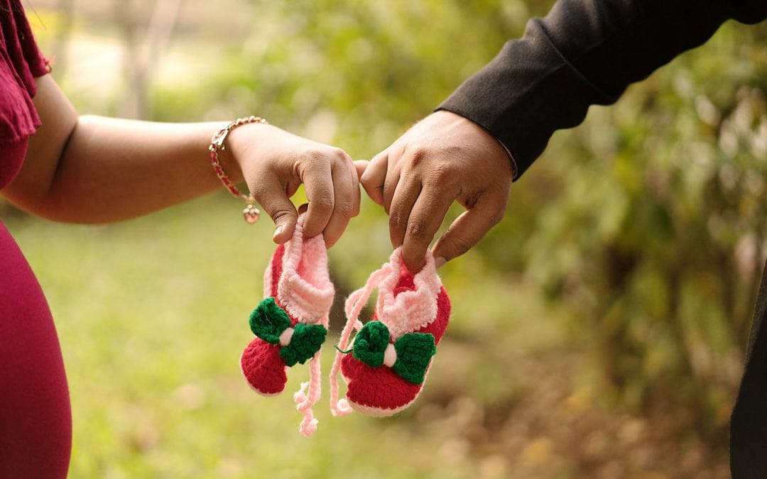 20 Best Maternity Photoshoot Ideas For Couples 4.3 (20)