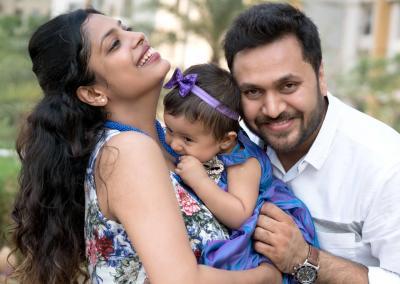 Family photoshoot with baby sibling photoshoot newborn baby photoshoot with parents family portrait photography 01