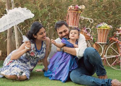Family photoshoot with baby sibling photoshoot newborn baby photoshoot with parents family portrait photography 01