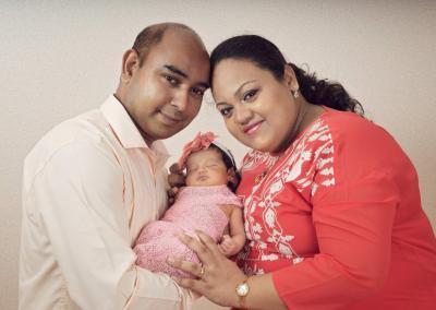 Family photoshoot with baby sibling photoshoot newborn baby photoshoot with parents family portrait photography 01