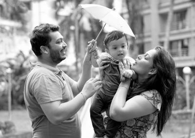 Family photoshoot with baby sibling photoshoot newborn baby photoshoot with parents family portrait photography 01