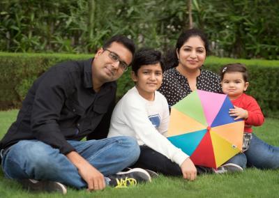 Family photoshoot with baby sibling photoshoot newborn baby photoshoot with parents family portrait photography 01