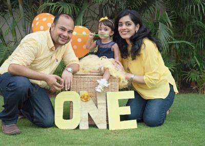 Family photoshoot with baby sibling photoshoot newborn baby photoshoot with parents family portrait photography 01