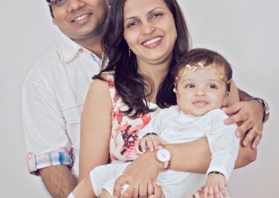 Family photoshoot with baby sibling photoshoot newborn baby photoshoot with parents family portrait photography 01