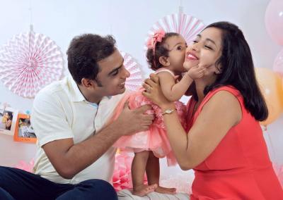 Family photoshoot with baby sibling photoshoot newborn baby photoshoot with parents family portrait photography 01